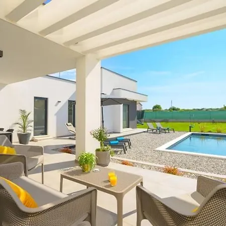 Theo Villa - Your Private Pool Oasis In Durres Appartement *