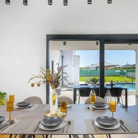 Theo Villa - Your Private Pool Oasis In Durres Appartement