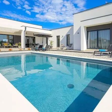 Theo Villa - Your Private Pool Oasis In Durres Appartement
